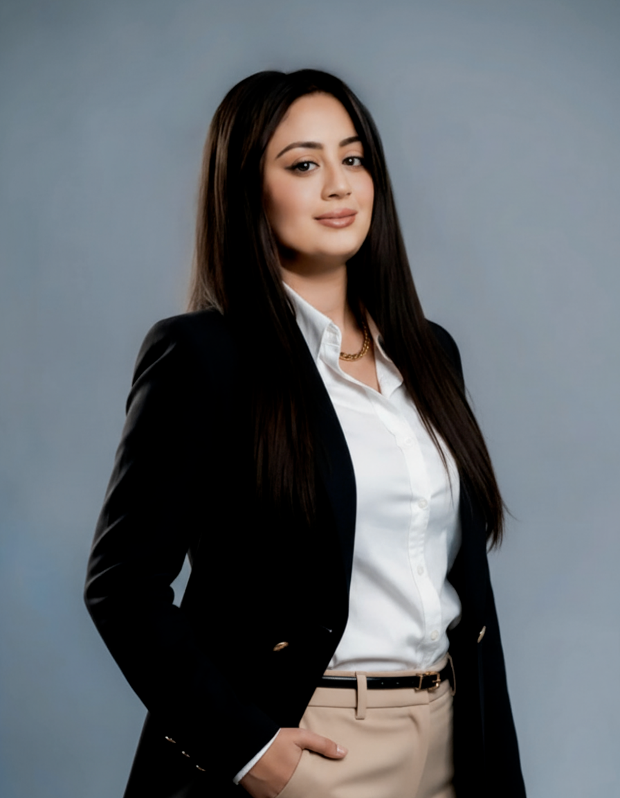 Zahra Dalhoum – Senior UX/UI Designer and SEO Specialist based in Tunisia, professional portrait in a modern studio